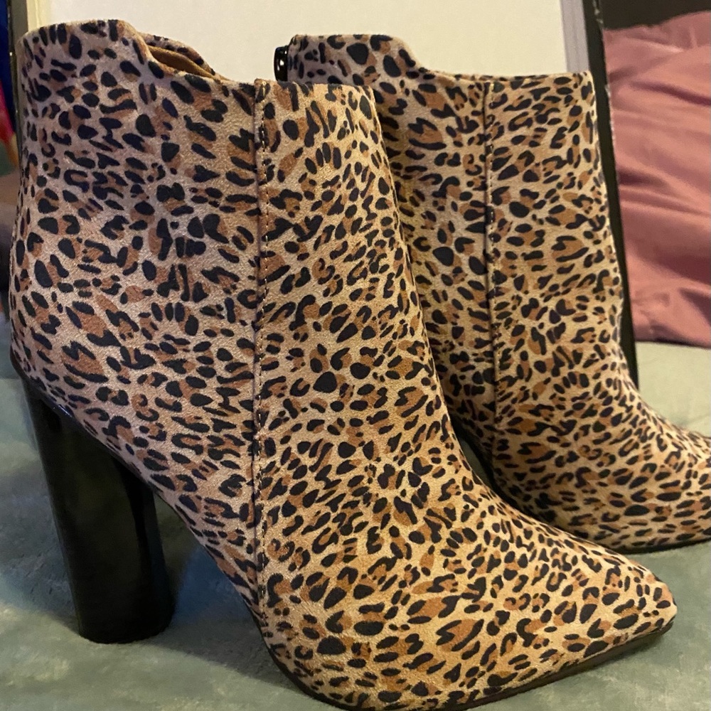 BRAND NEW Qupid suede booties size 7